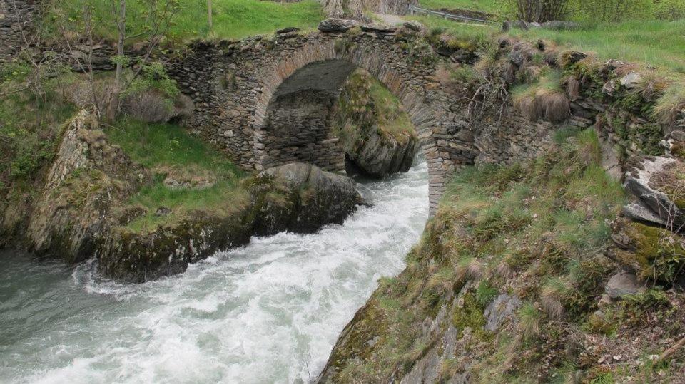 Pensio La Creu Esterri d'Àneu Exterior foto